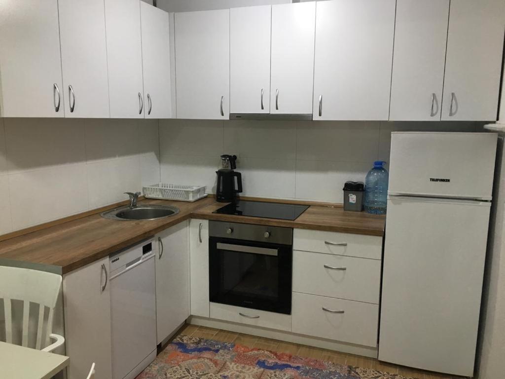 Two Rooms And Kitchen, Bathroom With Balcony Apartment Skopje Eksteriør bilde